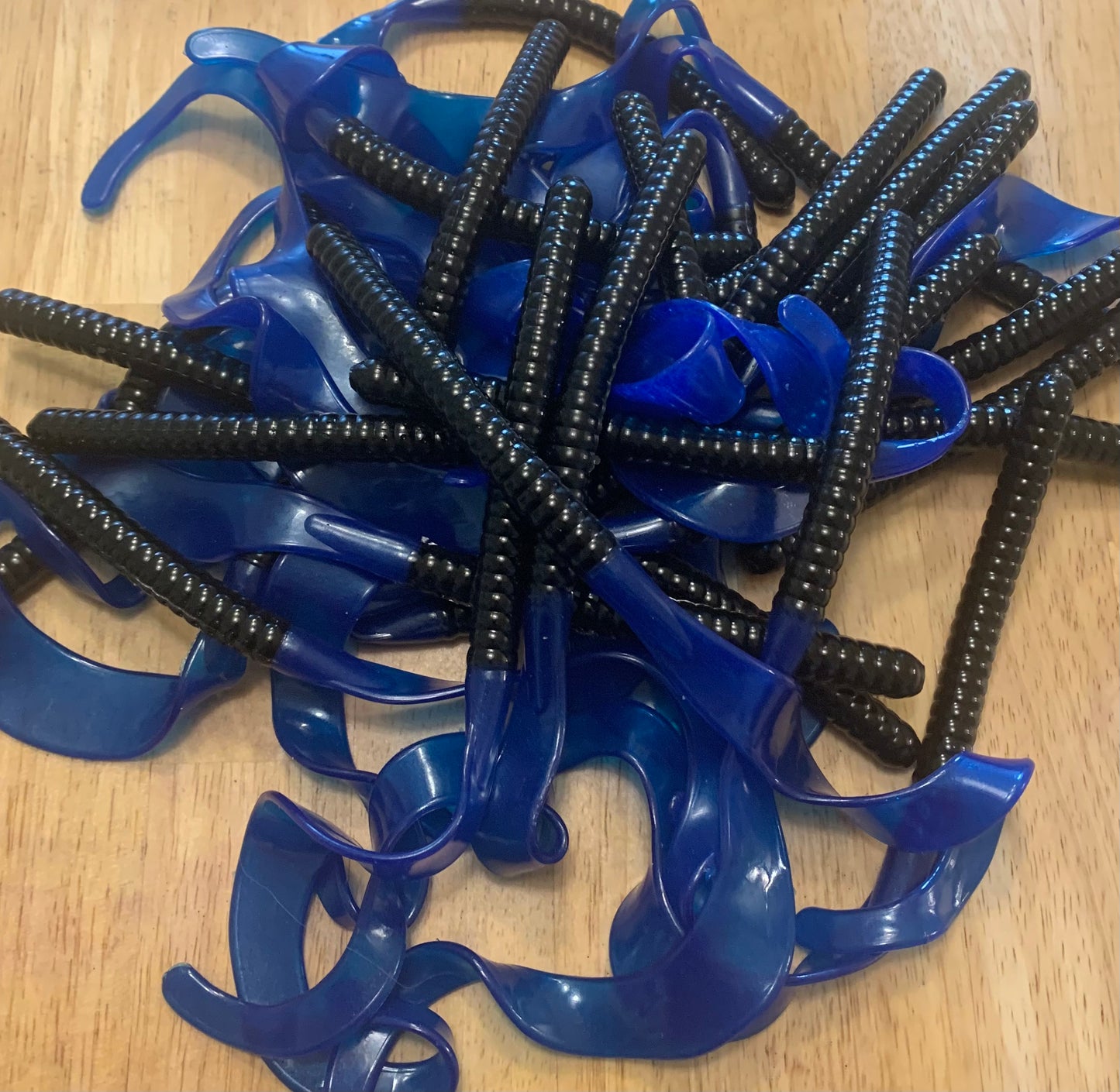 Kmag Worm Color 033 black w blue tail