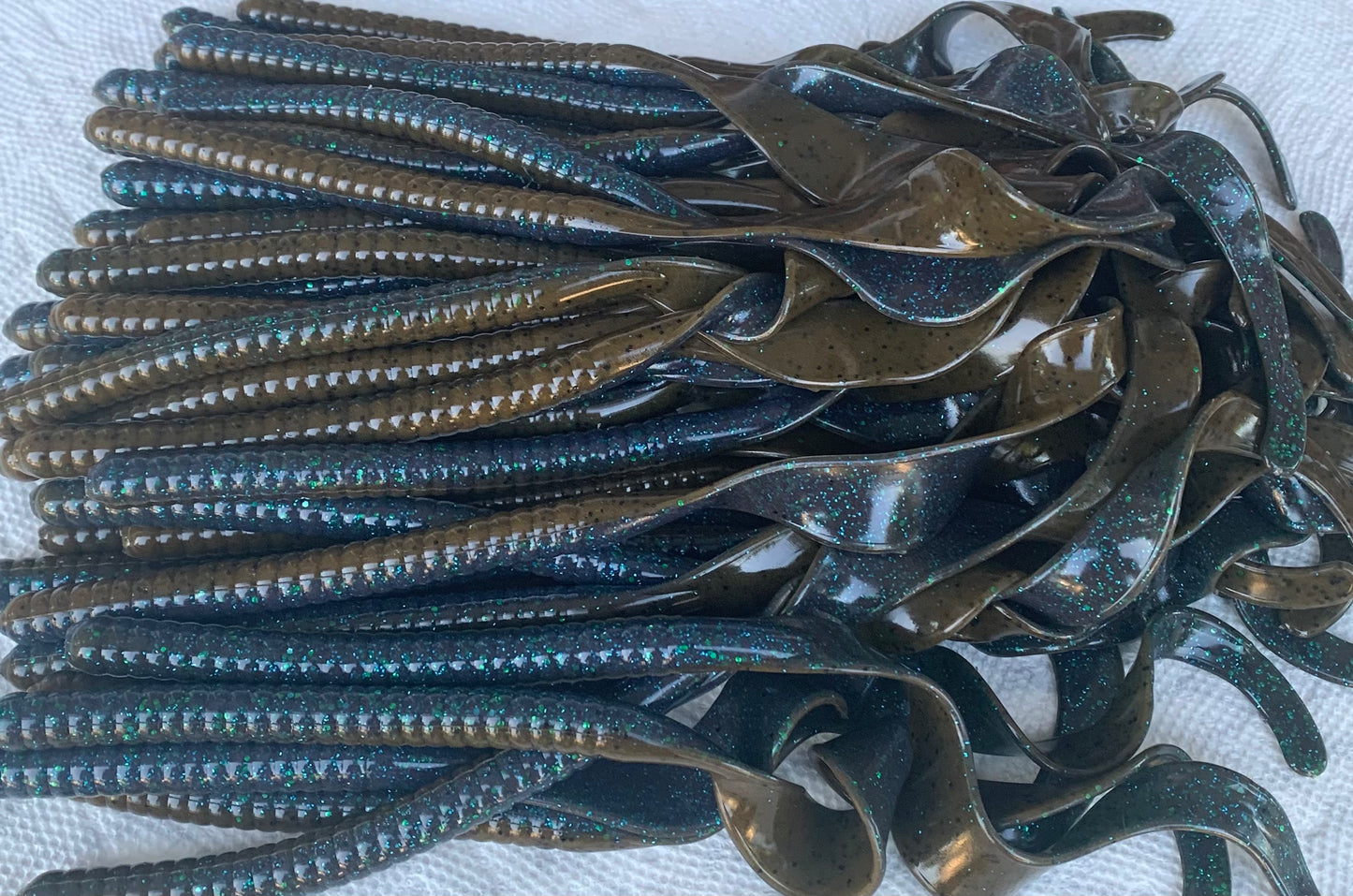 Kmag Worm Color 035 Green Pumpkin/Junebug Floating N/S